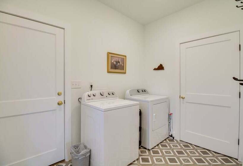 Charming Appomattox Home: Half Mi To Main Street!