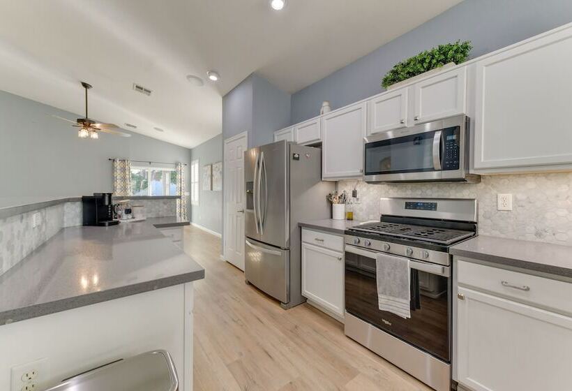 Charming Gilbert Home W/ Patio & Putting Green!