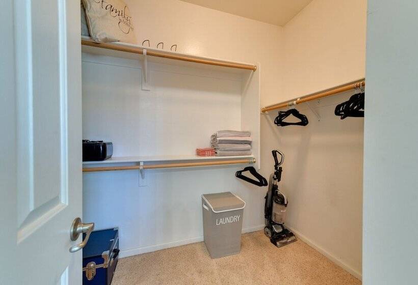 Charming Gilbert Home W/ Patio & Putting Green!