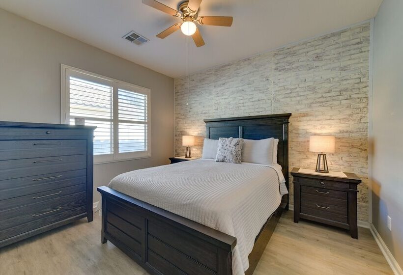 Charming Gilbert Home W/ Patio & Putting Green!