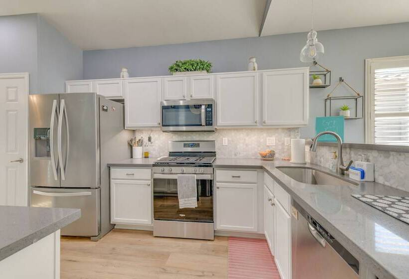 Charming Gilbert Home W/ Patio & Putting Green!