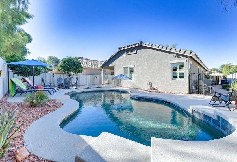 Charming Gilbert Home W/ Patio & Putting Green!