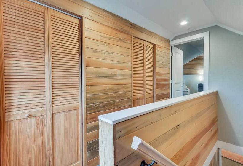 Charming Happy Valley Home: 13 Mi To Portland!