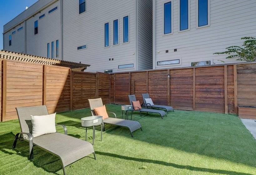 Charming Houston Home W/ Spacious Yard + Fire Pit!