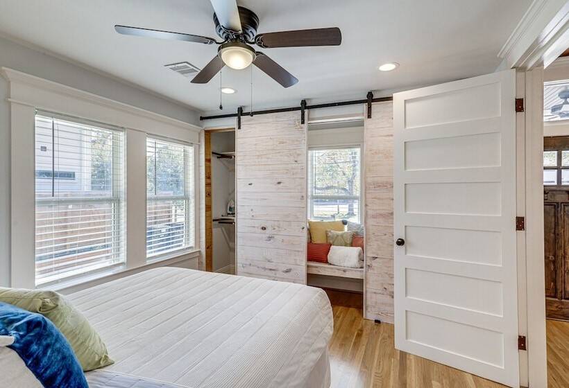 Charming Houston Home W/ Spacious Yard + Fire Pit!