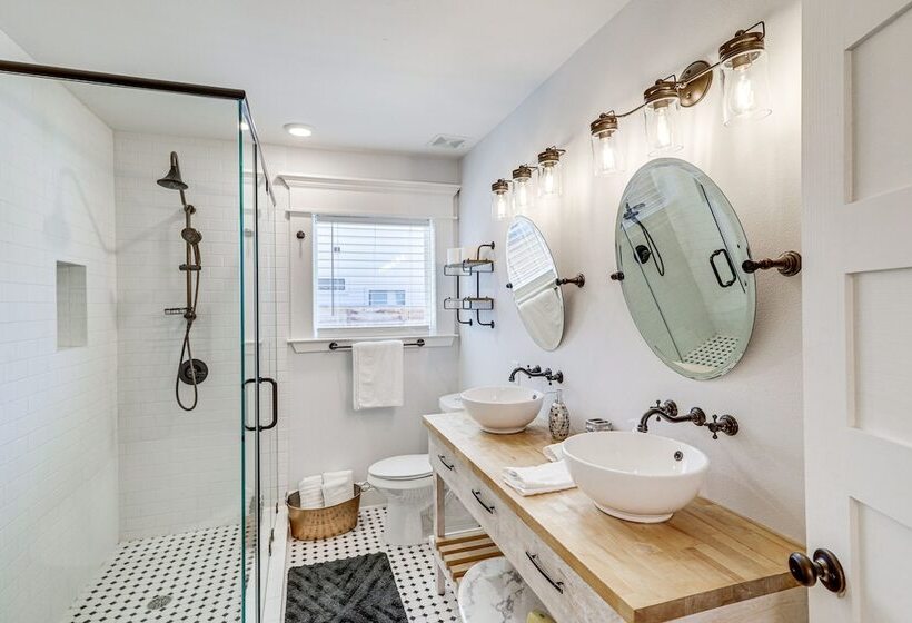 Charming Houston Home W/ Spacious Yard + Fire Pit!