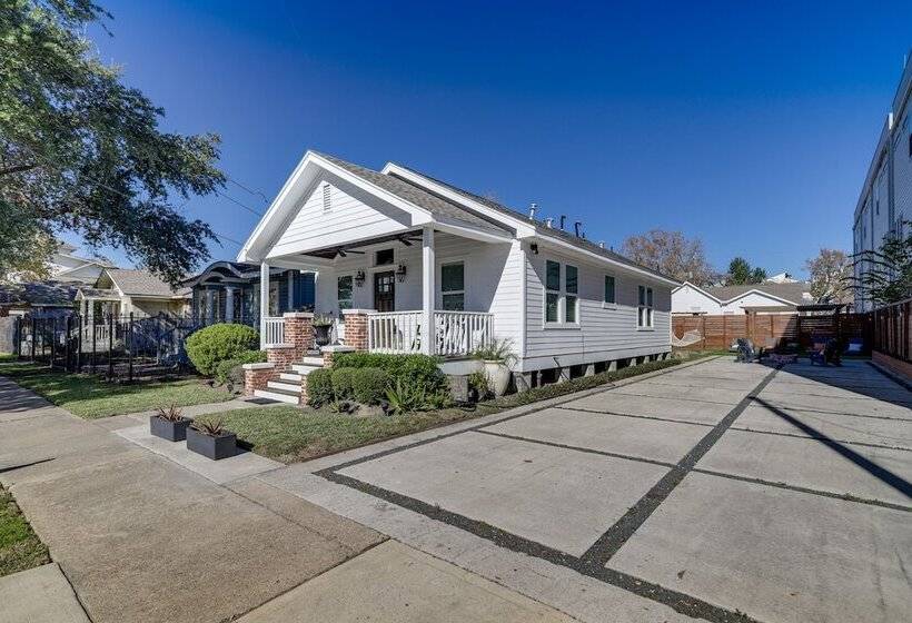 Charming Houston Home W/ Spacious Yard + Fire Pit!