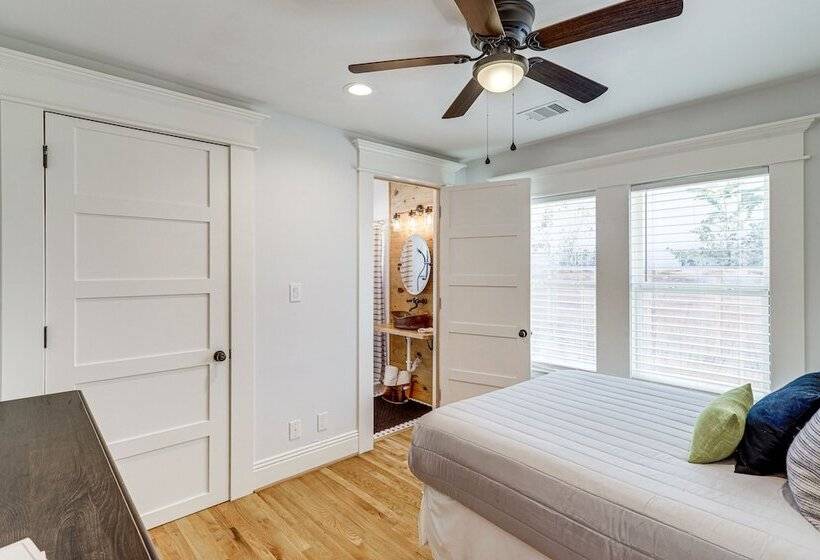 Charming Houston Home W/ Spacious Yard + Fire Pit!