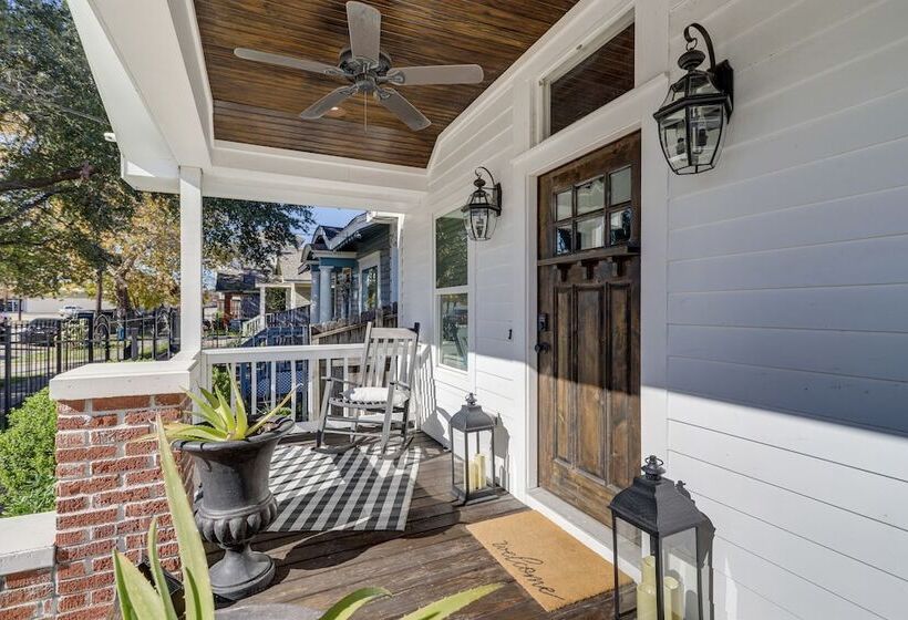 Charming Houston Home W/ Spacious Yard + Fire Pit!