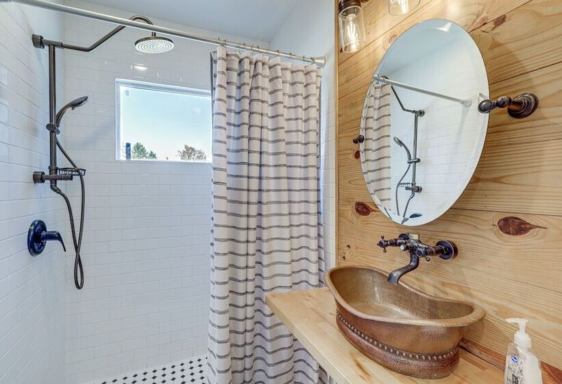 Charming Houston Home W/ Spacious Yard + Fire Pit!