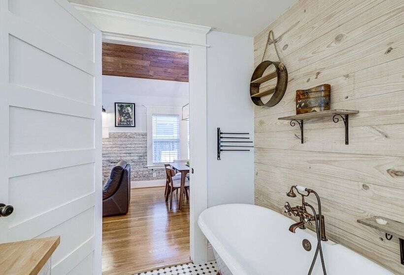 Charming Houston Home W/ Spacious Yard + Fire Pit!