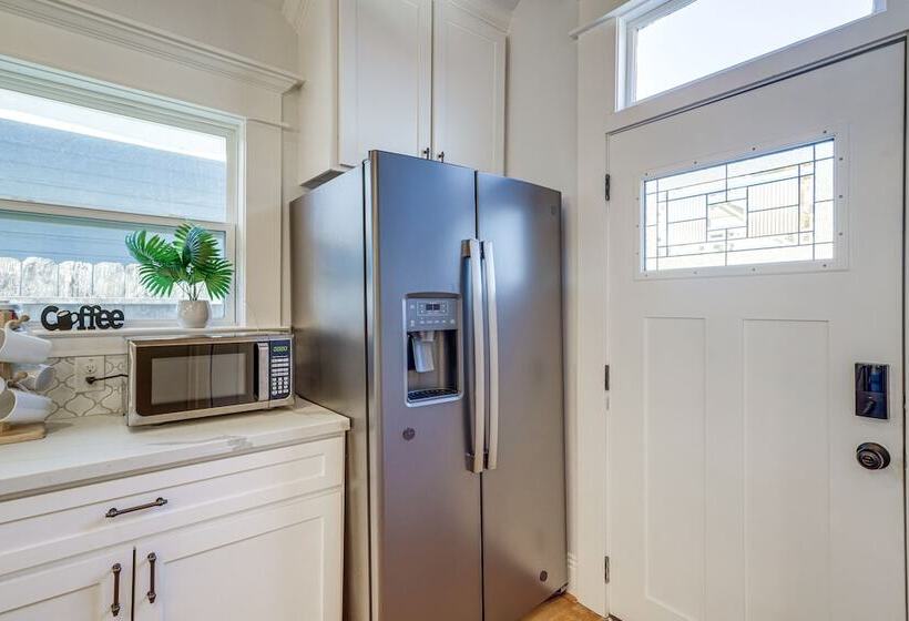 Charming Houston Home W/ Spacious Yard + Fire Pit!