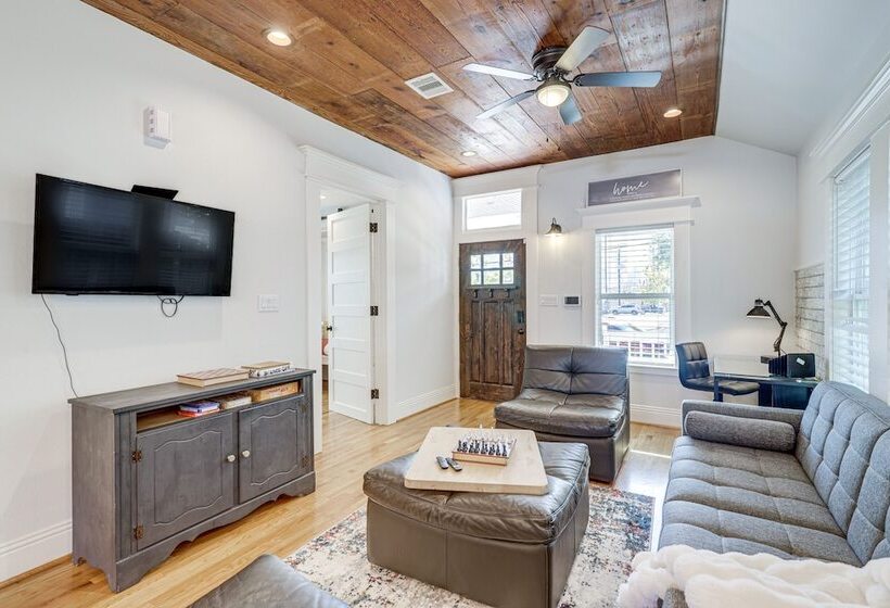 Charming Houston Home W/ Spacious Yard + Fire Pit!