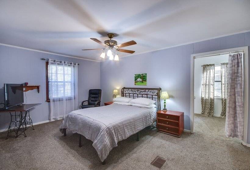 Charming Natchez Cottage W/ Sunroom!