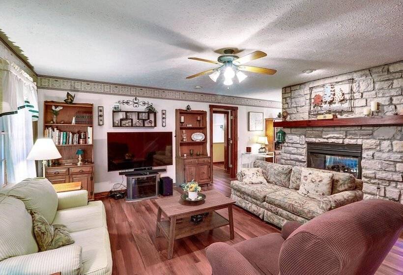 Charming Newark Home < 10 Mi To Buckeye Lake