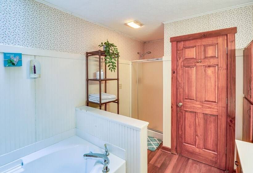 Charming Newark Home < 10 Mi To Buckeye Lake