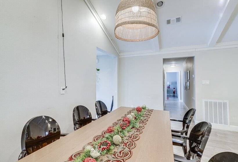 Chic Houston Home W/ Patio, Near Old Town Spring!