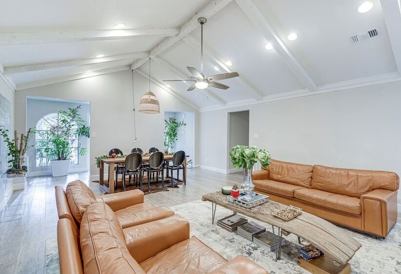 Chic Houston Home W/ Patio, Near Old Town Spring!