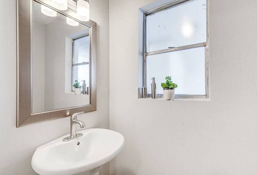 Chic Houston Home W/ Patio, Near Old Town Spring!