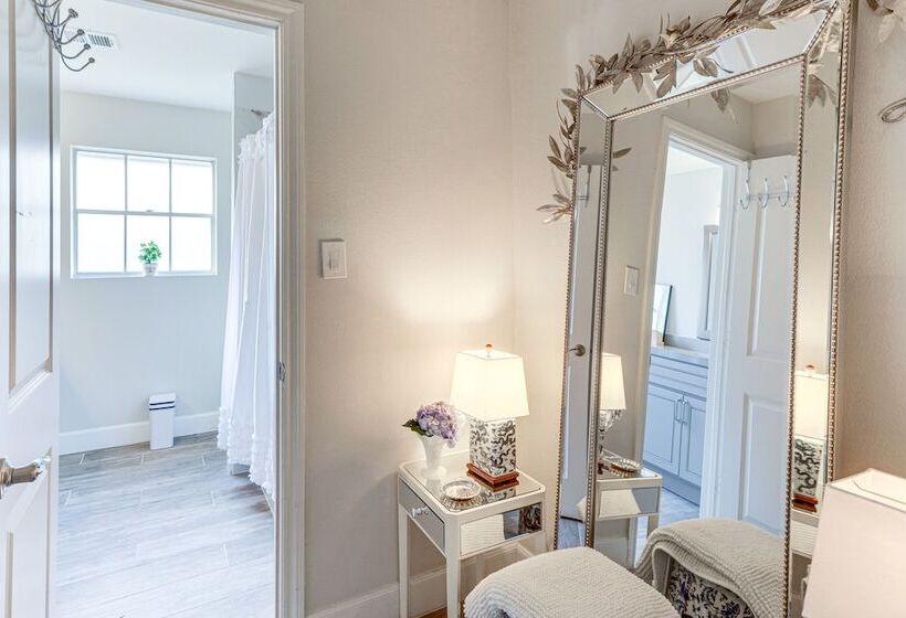 Chic Houston Home W/ Patio, Near Old Town Spring!