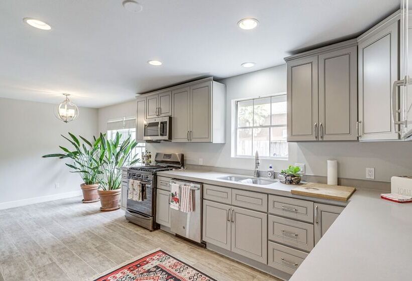 Chic Houston Home W/ Patio, Near Old Town Spring!