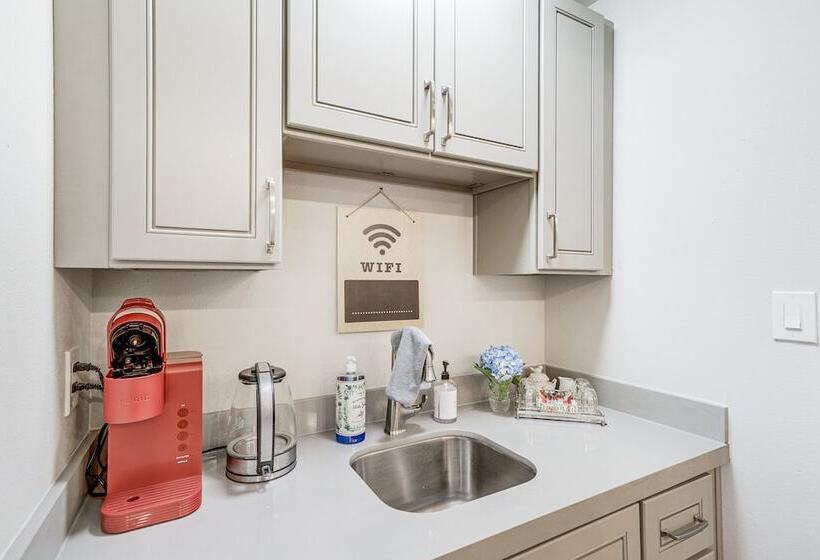 Chic Houston Home W/ Patio, Near Old Town Spring!