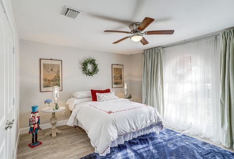 Chic Houston Home W/ Patio, Near Old Town Spring!