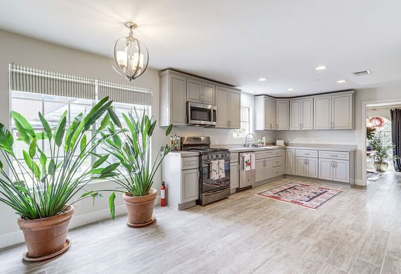 Chic Houston Home W/ Patio, Near Old Town Spring!