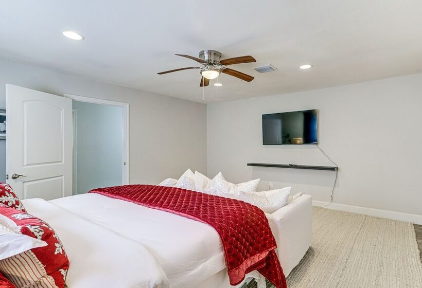 Chic Houston Home W/ Patio, Near Old Town Spring!