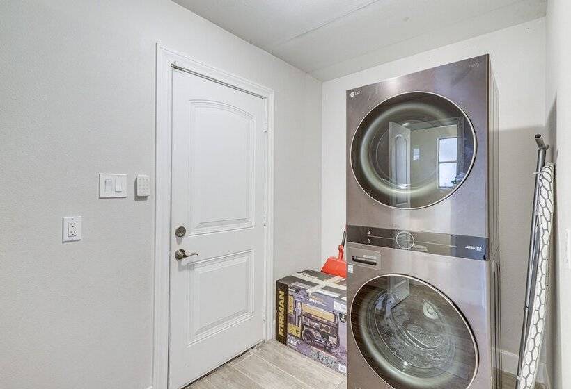 Chic Houston Home W/ Patio, Near Old Town Spring!