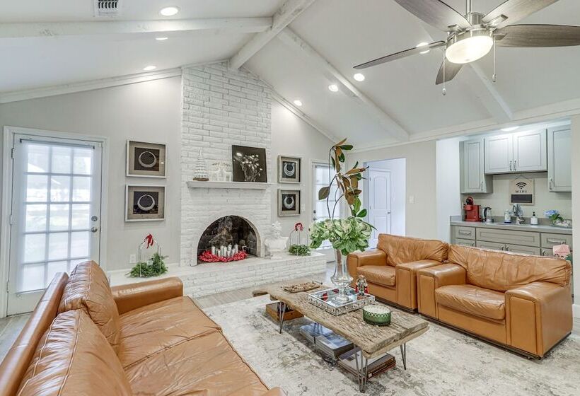 Chic Houston Home W/ Patio, Near Old Town Spring!