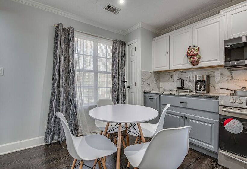 Modern College Park Home: 13 Mi To Dtwn Atlanta!