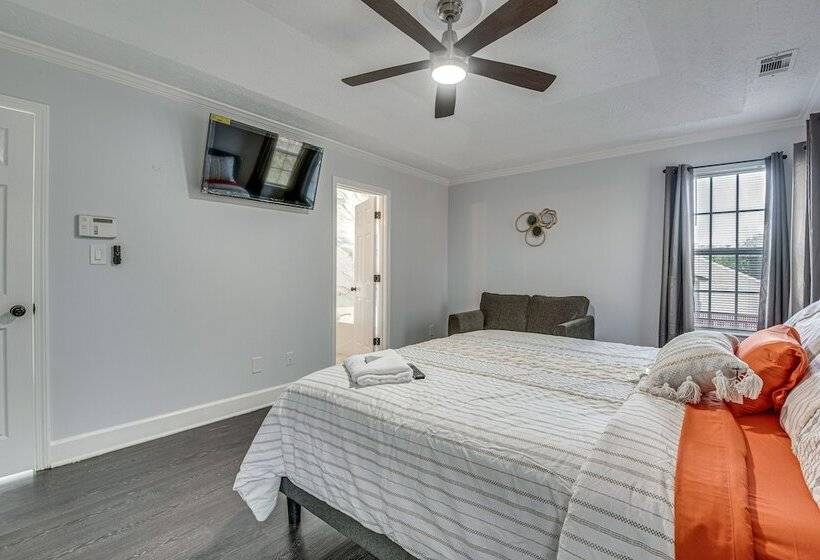 Modern College Park Home: 13 Mi To Dtwn Atlanta!