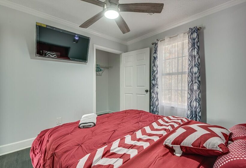 Modern College Park Home: 13 Mi To Dtwn Atlanta!