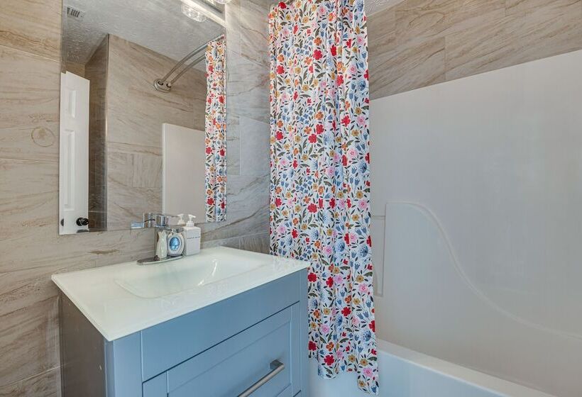 Modern College Park Home: 13 Mi To Dtwn Atlanta!