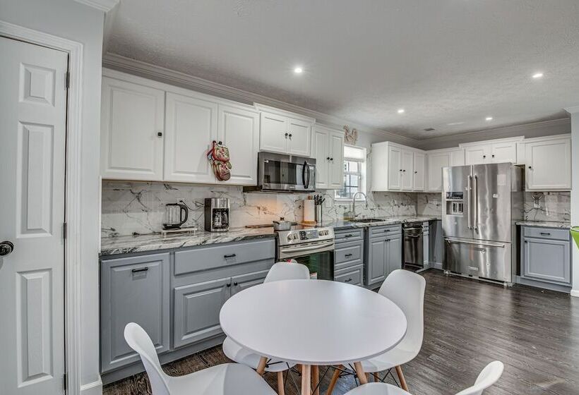 Modern College Park Home: 13 Mi To Dtwn Atlanta!