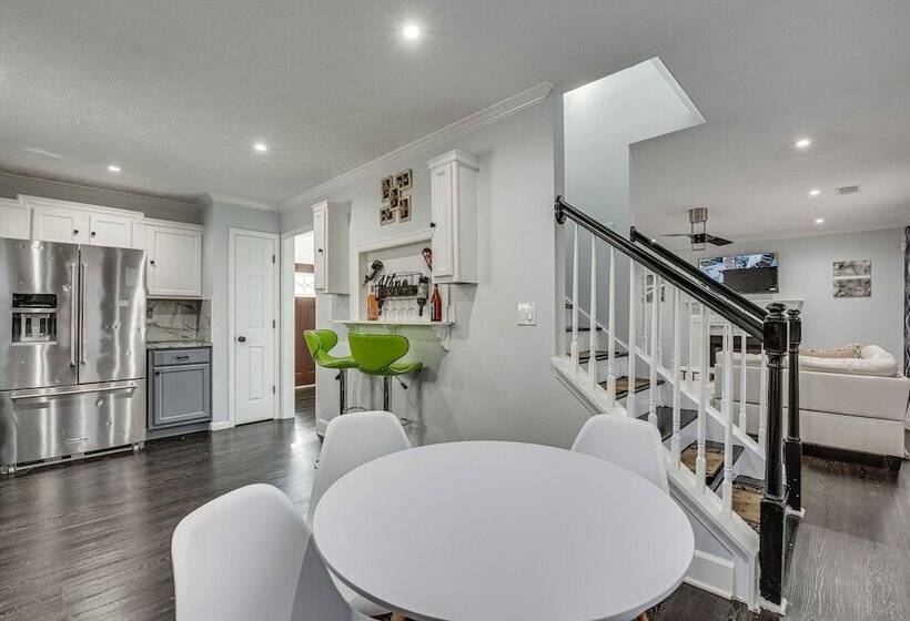 Modern College Park Home: 13 Mi To Dtwn Atlanta!