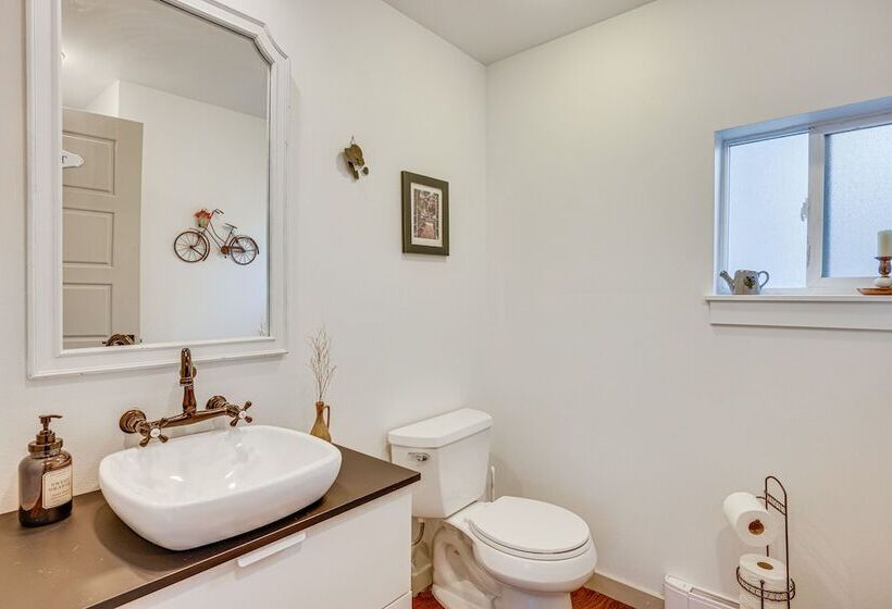 Colorado Springs Home: Balcony W/ Mountain Views!