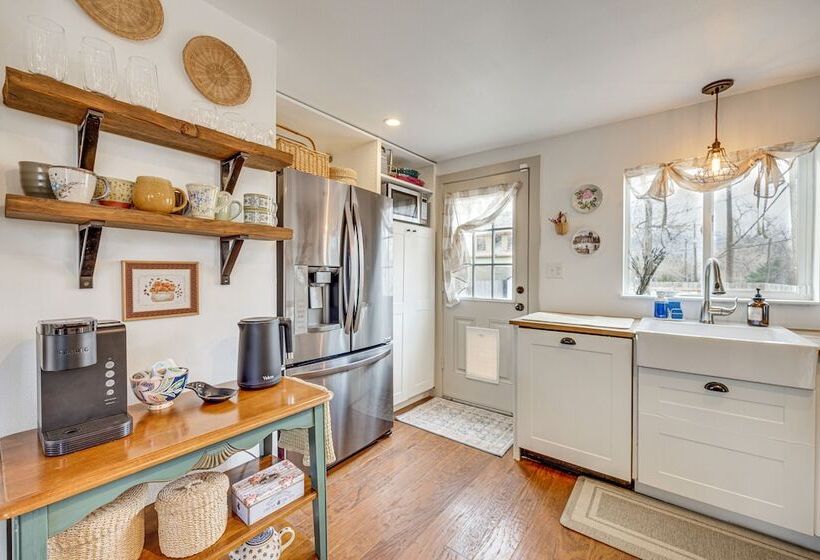 Colorado Springs Home: Balcony W/ Mountain Views!