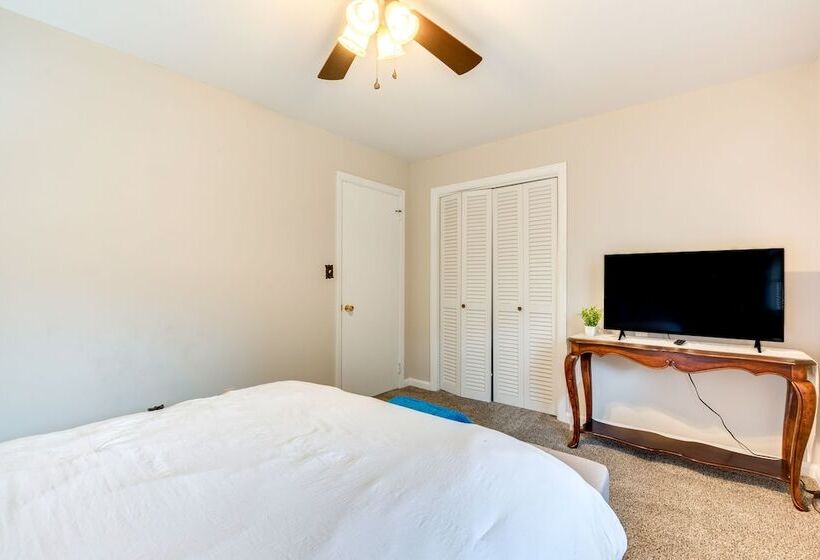 Cozy Austell Home W/ Sunroom   4 Mi To Six Flags!