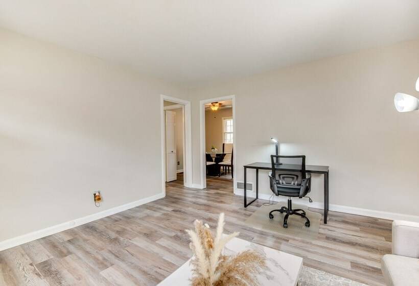 Cozy Austell Home W/ Sunroom   4 Mi To Six Flags!