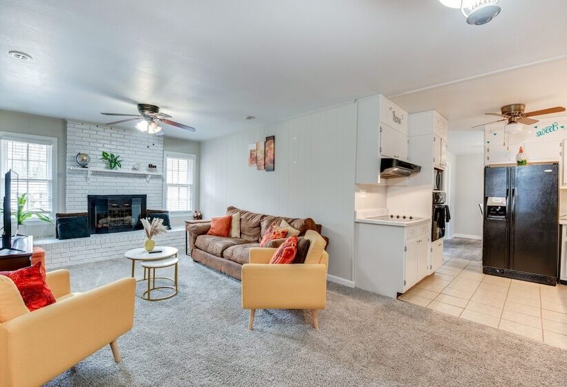 Cozy Austell Home W/ Sunroom   4 Mi To Six Flags!