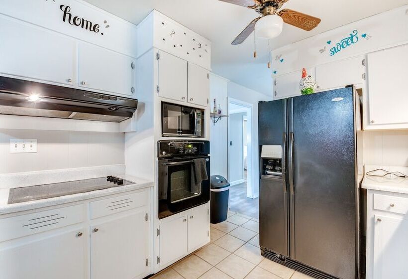 Cozy Austell Home W/ Sunroom   4 Mi To Six Flags!