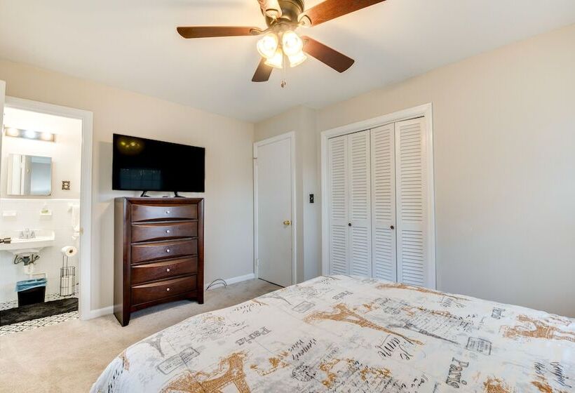 Cozy Austell Home W/ Sunroom   4 Mi To Six Flags!