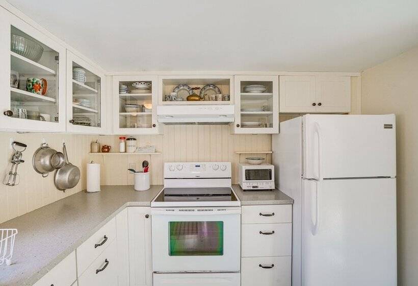 Cozy Berkshires Cottage W/ 11 Private Acres!