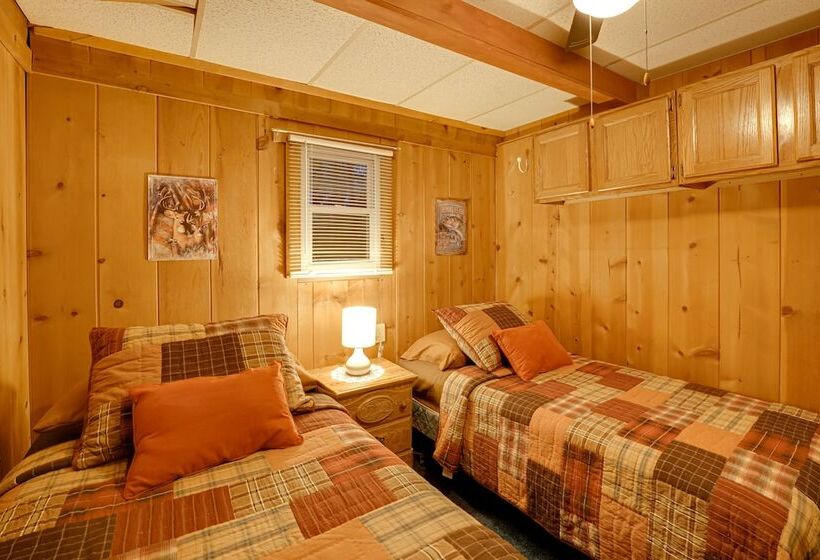 Cozy Cabin In Irons W/ Game Room: Dogs Welcome!