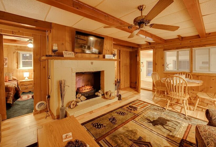 Cozy Cabin In Irons W/ Game Room: Dogs Welcome!