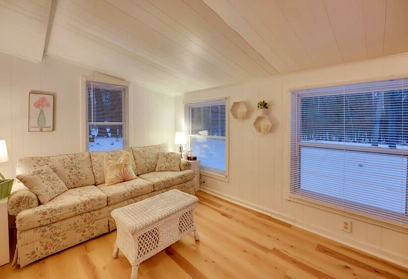 Cozy Cabin In Irons W/ Game Room: Dogs Welcome!