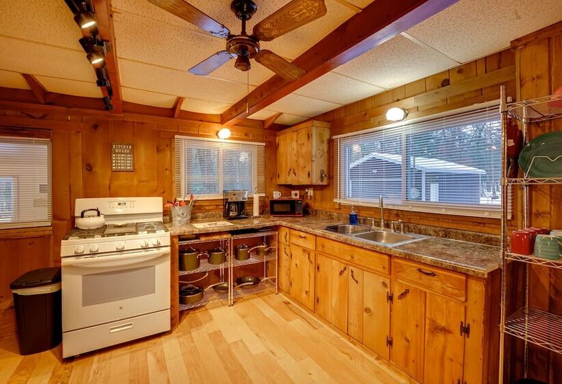 Cozy Cabin In Irons W/ Game Room: Dogs Welcome!