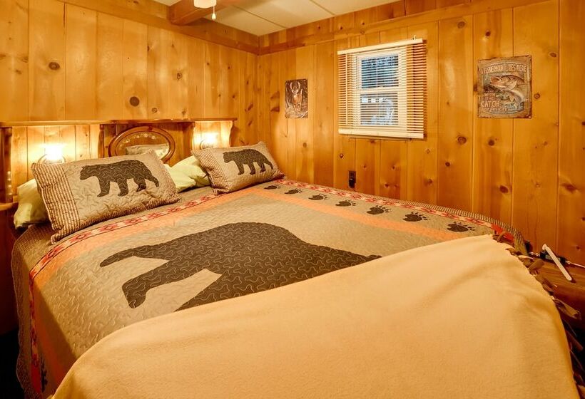 Cozy Cabin In Irons W/ Game Room: Dogs Welcome!